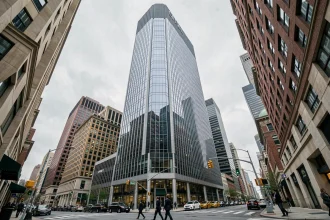 Vue depuis la rue de la tour Citadel Center dans le quartier du Loop à Chicago, entourée d'autres gratte-ciels de bureaux